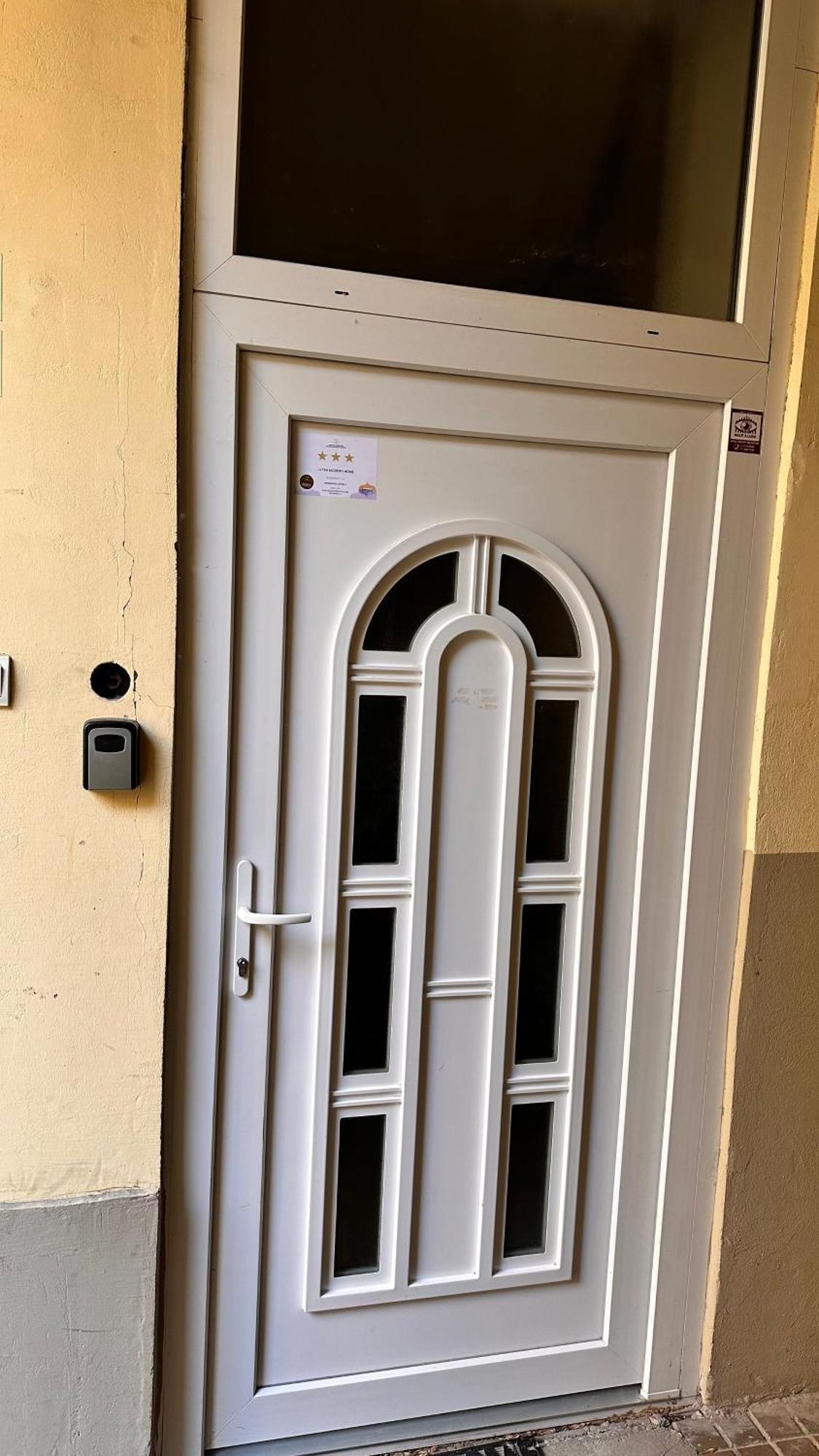 Home, Far Away From Home 2 Budapest Exterior foto